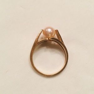 10K Yellow Gold Cultured Pearl Ring size 6